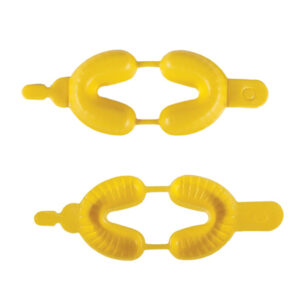 Dos cubetas para flúor de color amarillo sobre fondo blanco